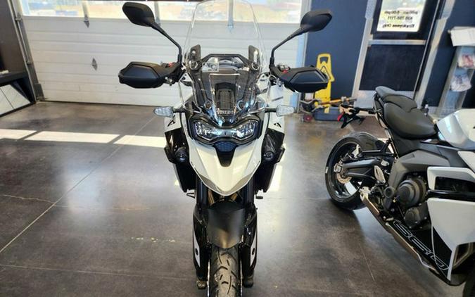 2024 Triumph Tiger 900 GT Pro Snowdonia White / Sapphire Black GT Pro Graphite Sapphire Black