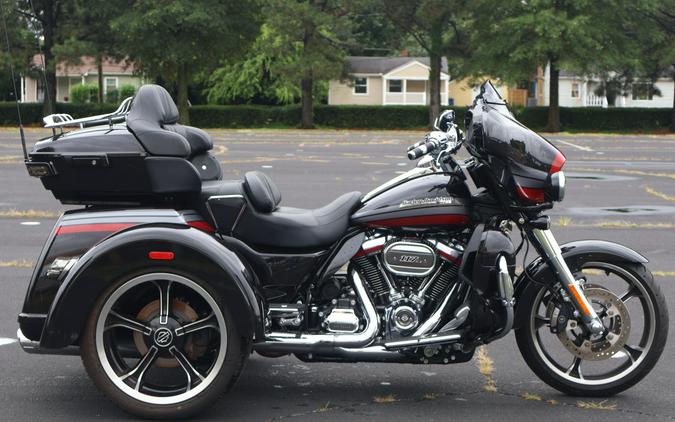 2020 Harley-Davidson® CVO™ Tri Glide® Black Stardust w/ Magnetic Gray & Wicked Red
