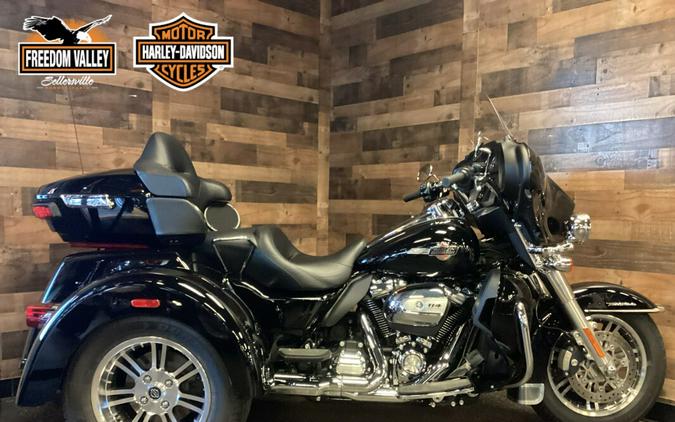 2024 Harley-Davidson Tri Glide Ultra Vivid Black FLHTCUTG