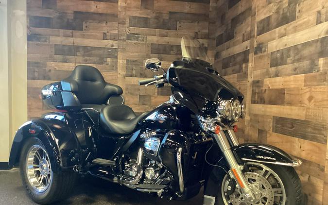 2024 Harley-Davidson Tri Glide Ultra Vivid Black FLHTCUTG