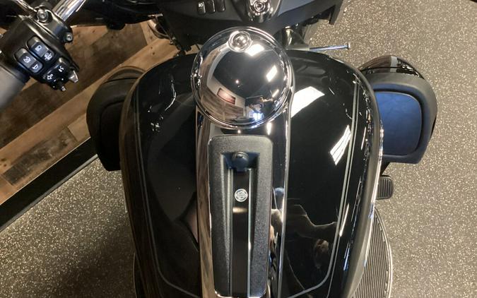 2024 Harley-Davidson Tri Glide Ultra Vivid Black FLHTCUTG