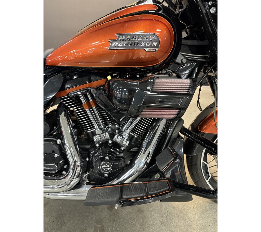 2023 Harley-Davidson® CVO™ Street Glide® Whiskey Neat w/Raven Metallic