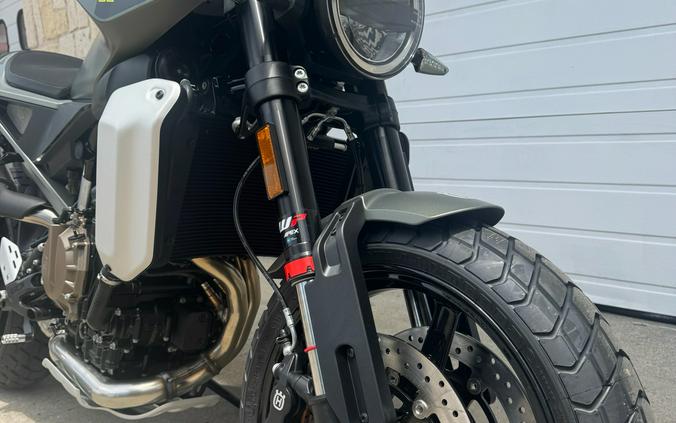 2027 Husqvarna Svartpilen 801 SE