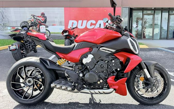 2024 Ducati Diavel V4 Red