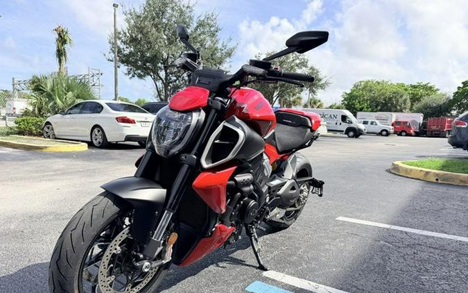 2024 Ducati Diavel V4 Red
