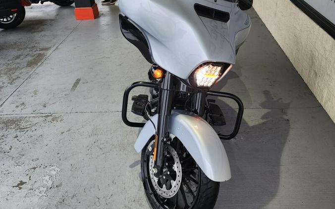 FLHXS 2019 Street Glide® Special