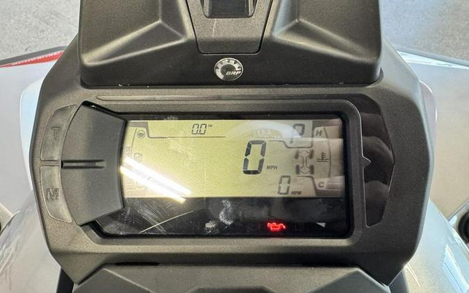 2026 Can-Am® Renegade X mr 1000 R Hyper Silver & Legion Red