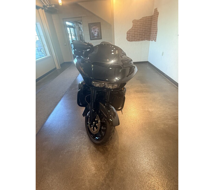 2022 Harley-Davidson® Road Glide® Limited Vivid Black - Black Finish
