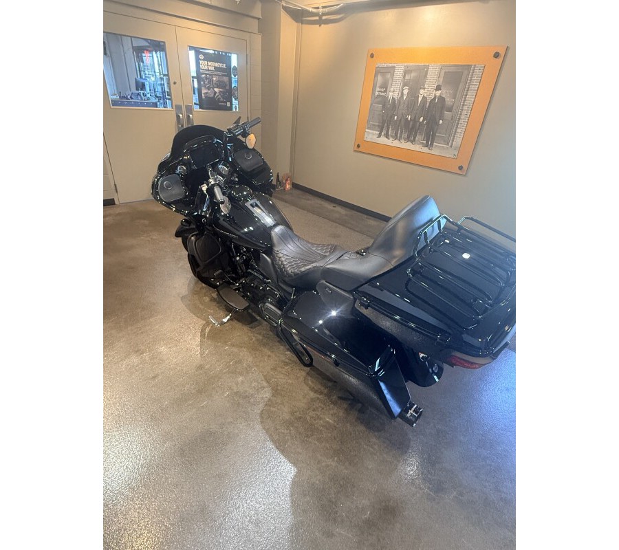 2022 Harley-Davidson® Road Glide® Limited Vivid Black - Black Finish