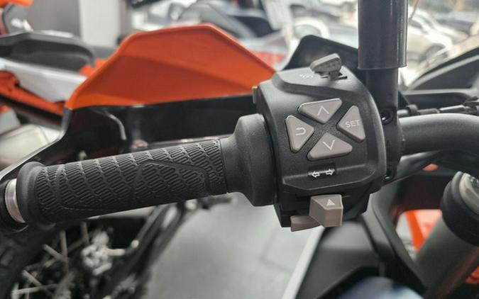 2025 KTM Adventure 890 R