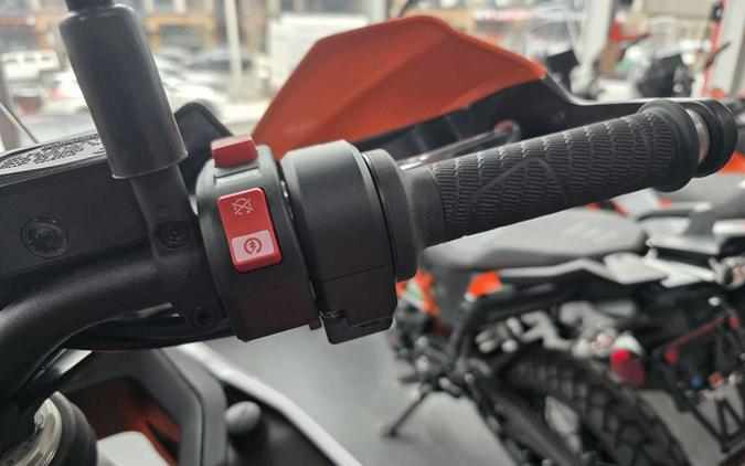 2025 KTM Adventure 890 R