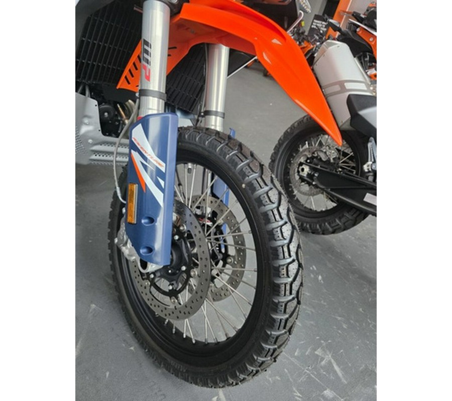 2025 KTM Adventure 890 R