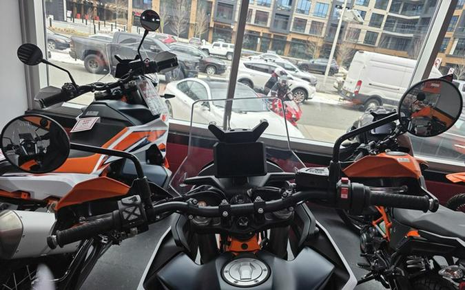 2025 KTM Adventure 890 R