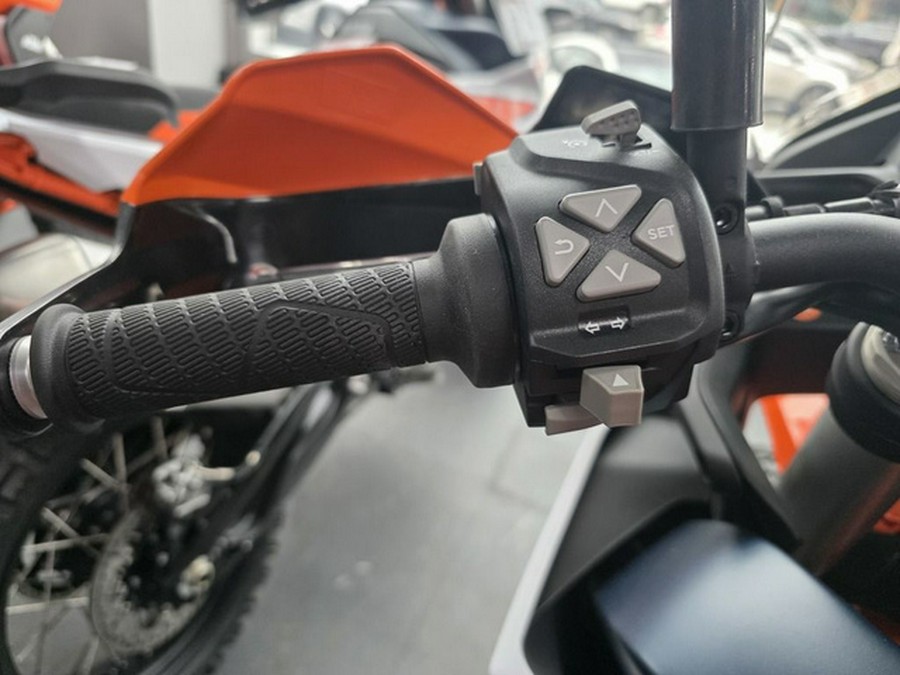 2025 KTM Adventure 890 R