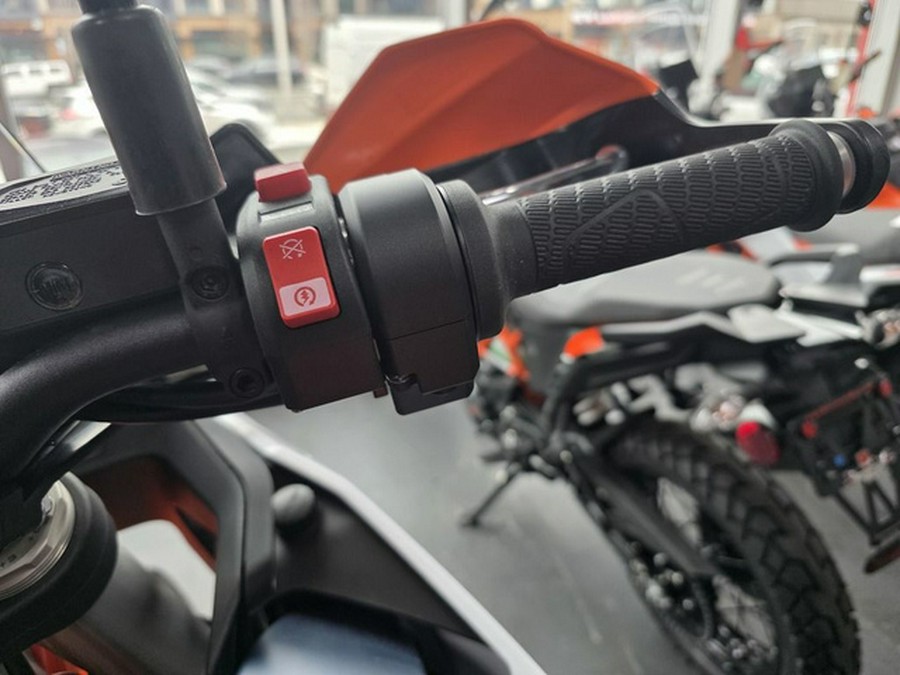 2025 KTM Adventure 890 R