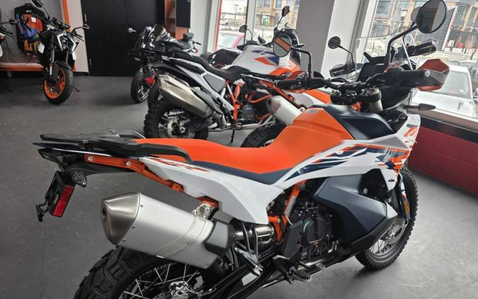 2025 KTM Adventure 890 R