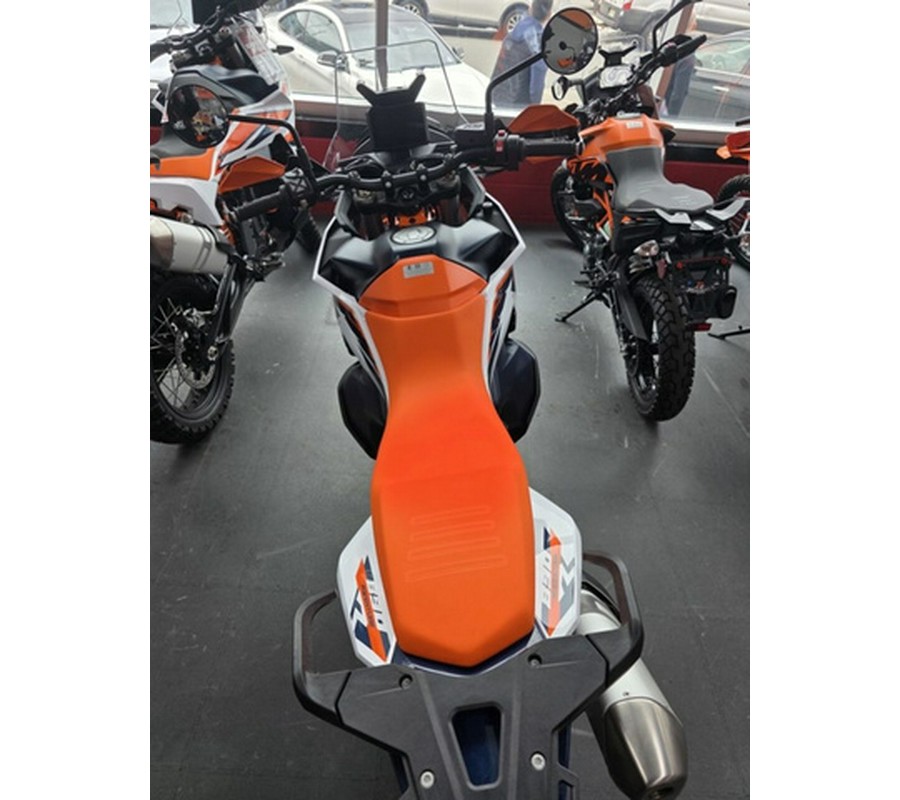 2025 KTM Adventure 890 R