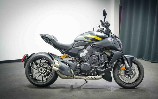 2026 Ducati Diavel V4 Red
