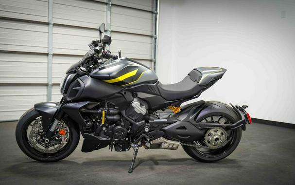 2026 Ducati Diavel V4 Red