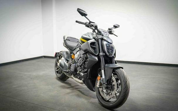 2026 Ducati Diavel V4 Red