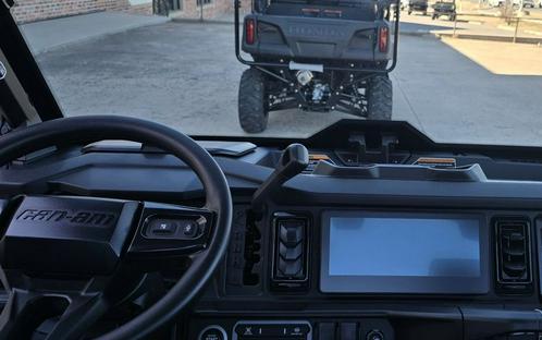 2026 Can-Am® Defender XT CAB HD11 With 10.25 in.display