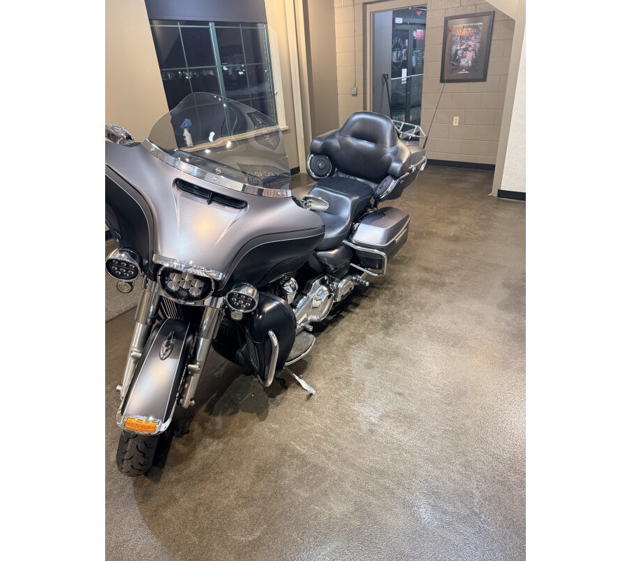 2017 Harley-Davidson® Ultra Limited Two-Tone Charcoal Denim/Black Denim