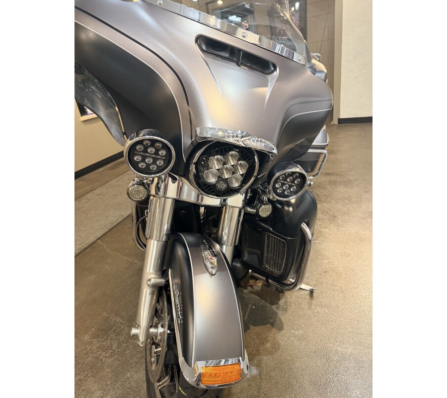 2017 Harley-Davidson® Ultra Limited Two-Tone Charcoal Denim/Black Denim