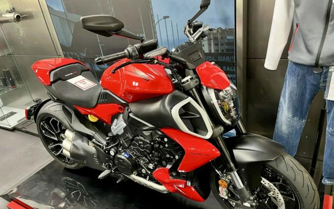 2025 Ducati Diavel V4 Ducati Red