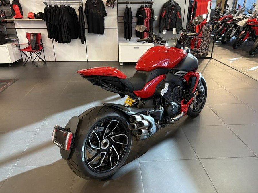 2025 Ducati Diavel V4 Ducati Red