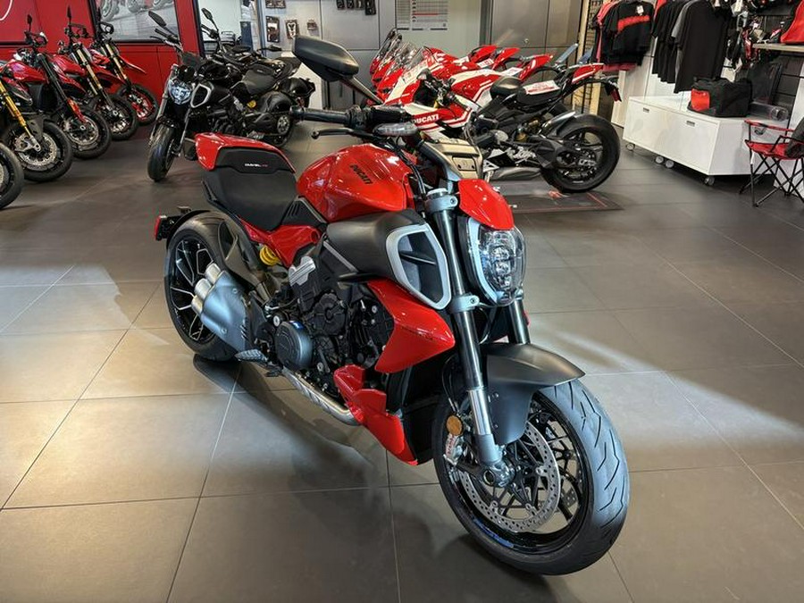 2025 Ducati Diavel V4 Ducati Red