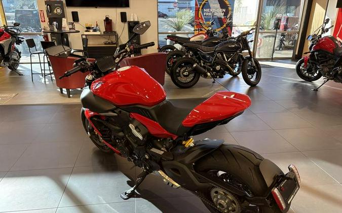 2025 Ducati Diavel V4 Ducati Red