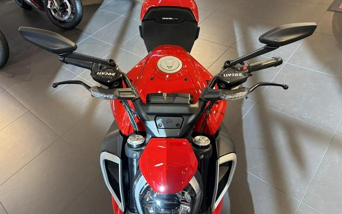 2025 Ducati Diavel V4 Ducati Red