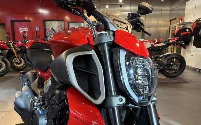 2025 Ducati Diavel V4 Ducati Red