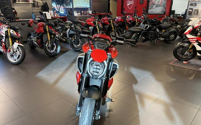 2025 Ducati Diavel V4 Ducati Red