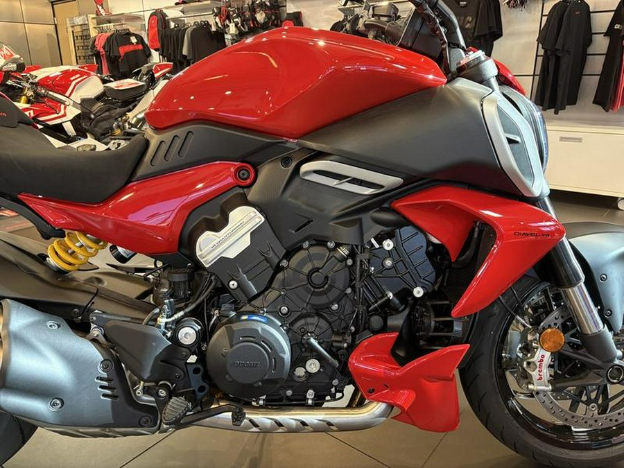 2025 Ducati Diavel V4 Ducati Red
