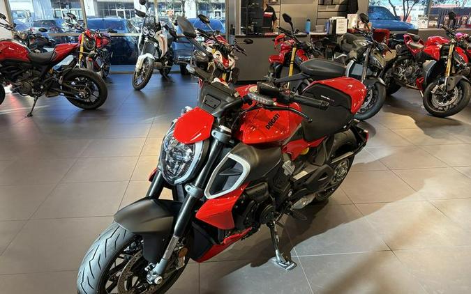 2025 Ducati Diavel V4 Ducati Red