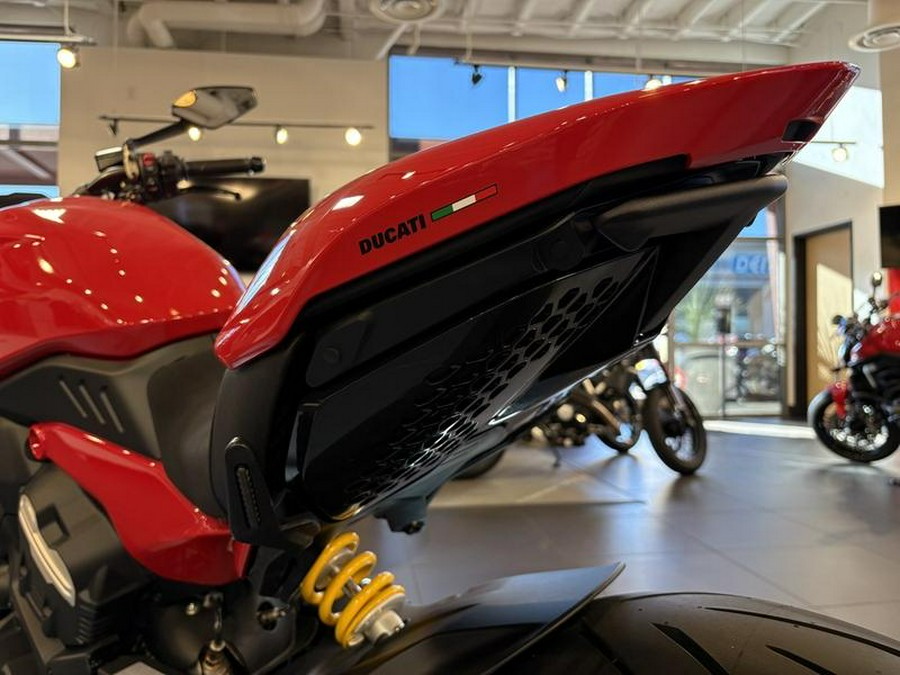2025 Ducati Diavel V4 Ducati Red
