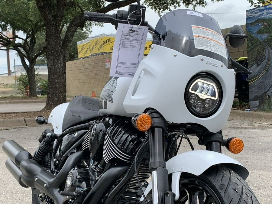 2025 Indian Motorcycle® Sport Chief Ghost White Metallic Smoke