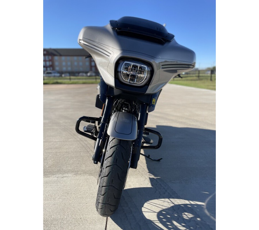 2023 Harley-Davidson CVO™ Street Glide Dark Platinum w/ Pinstripe