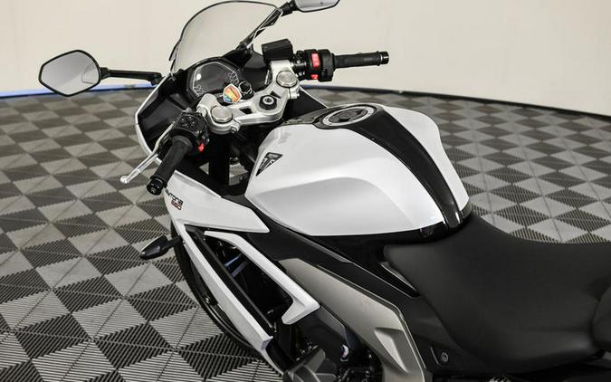 2025 Triumph Daytona 660 Snowdonia White/Sapphire Black