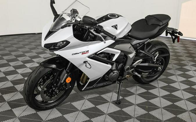 2025 Triumph Daytona 660 Snowdonia White/Sapphire Black