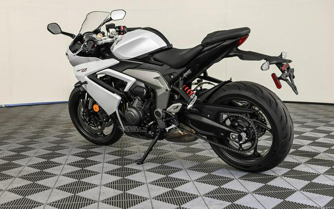 2025 Triumph Daytona 660 Snowdonia White/Sapphire Black