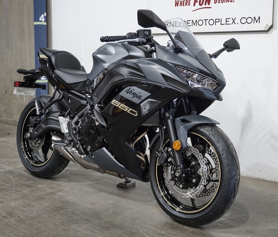 2024 Kawasaki Ninja® 650 Metallic Matte Dark Gray/Metallic Spark Black