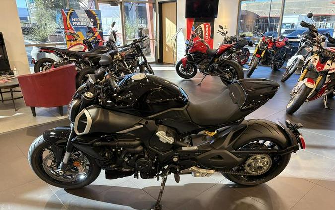 2025 Ducati Diavel V4 Thrilling Black