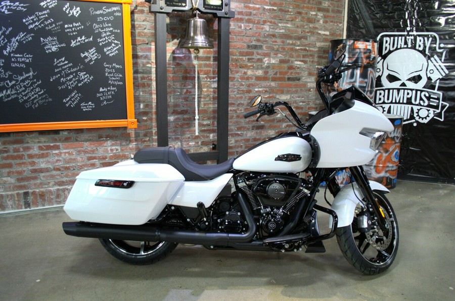 2024 Harley-Davidson Road Glide® White Onyx Pearl - Black Finish