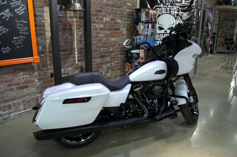 2024 Harley-Davidson Road Glide® White Onyx Pearl - Black Finish