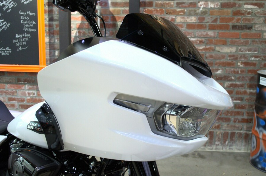 2024 Harley-Davidson Road Glide® White Onyx Pearl - Black Finish