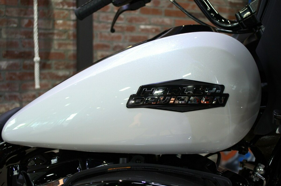 2024 Harley-Davidson Road Glide® White Onyx Pearl - Black Finish