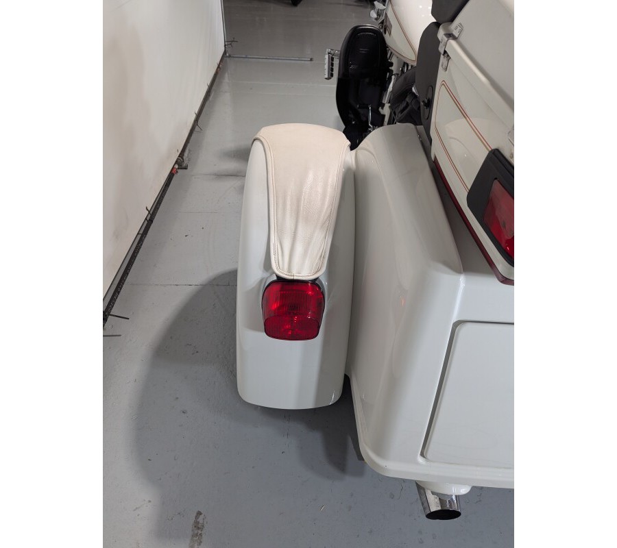 2011 Harley-Davidson® Tri Glide™ Ultra Classic® Exclusive - Arctic White - Shrine