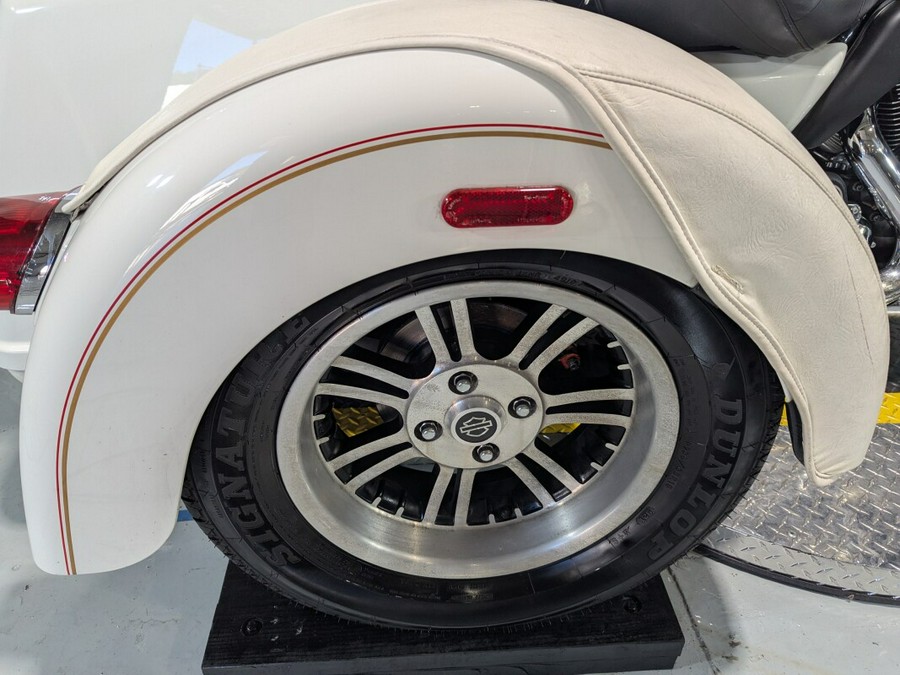 2011 Harley-Davidson® Tri Glide™ Ultra Classic® Exclusive - Arctic White - Shrine